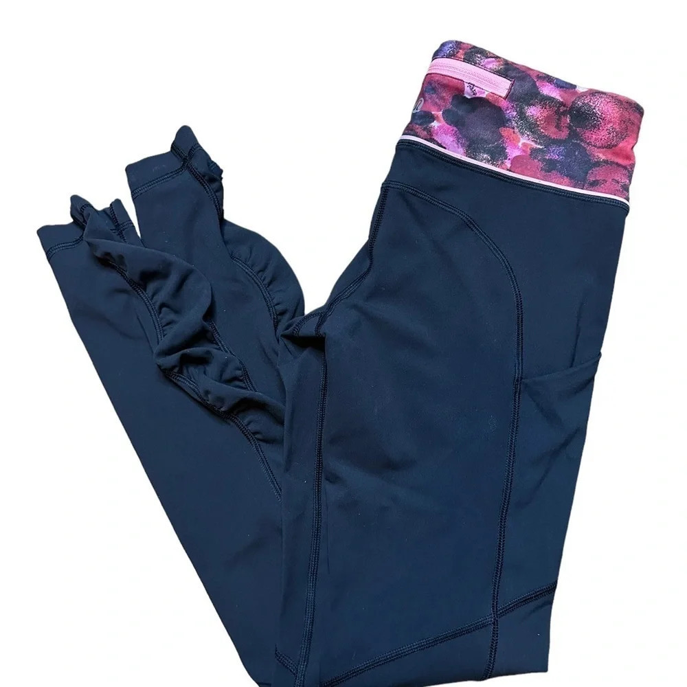 Lululemon Women's Black Ruched Floral Print Yoga Pant.   Sz: 4